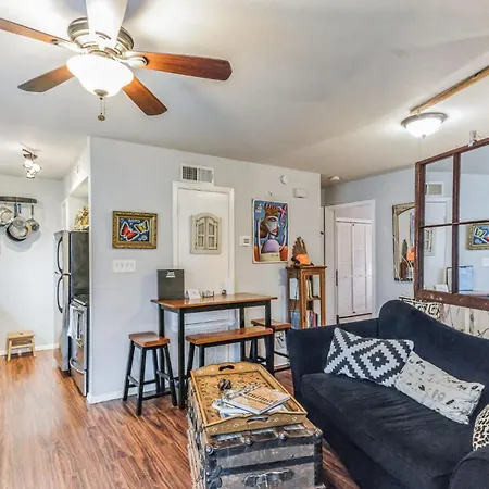 Cozy Retreat In Central East Austin